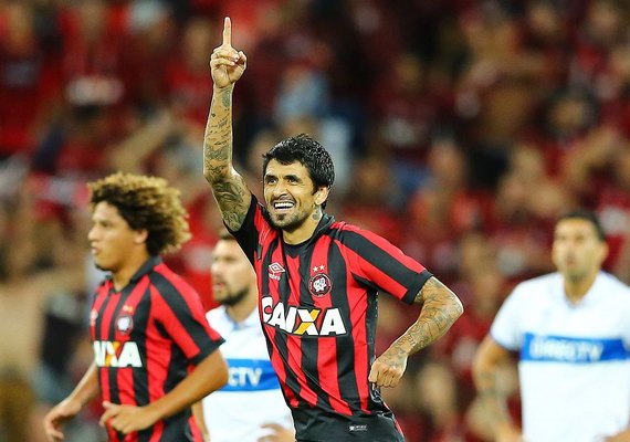 Atlético-PR vacila e cede empate para a Universidad Católica na Arena