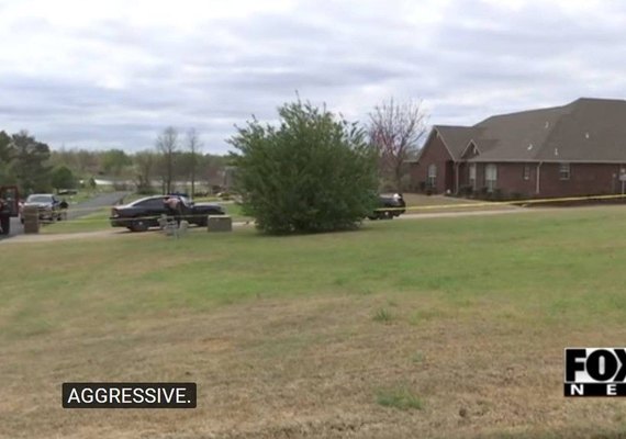 Adolescente usa fuzil AR-15 e mata 3 suspeitos que invadiram sua casa