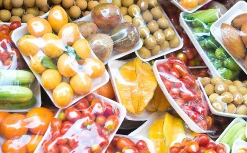 ONG descobre presença de plásticos em alimentos