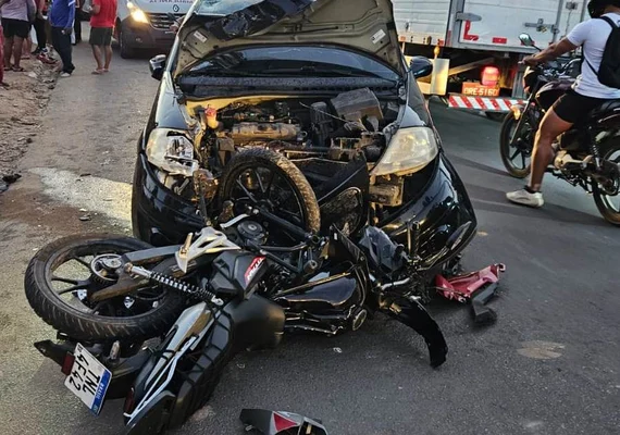 Colisão entre carro e moto deixa duas vítimas em Arapiraca