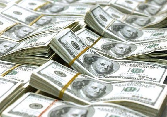 Dólar fecha quase estável em relação ao real nesta segunda-feira