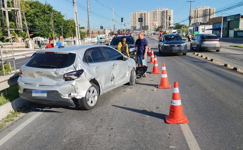 Caminhão colide com carro na Avenida Menino Marcelo, em Maceió