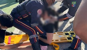 Carro invade faixa verde e atropela mulher na orla de Ponta Verde