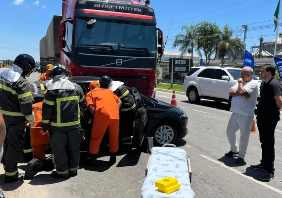 Motorista fica ferido após carro bater em carreta na AL-220, em Arapiraca