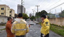 Após fortes chuvas, vias no Pinheiro são interditadas e linhas de ônibus são alteradas