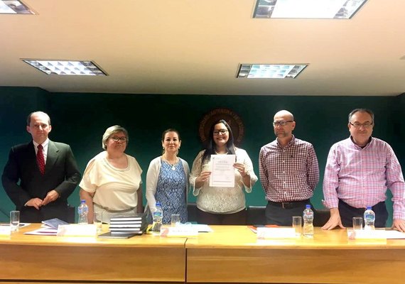 Professora da rede estadual obtém nota máxima em tese de Doutorado
