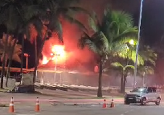 Barraca que pegou fogo na orla de Jatiúca será demolida nesta terça-feira (18)