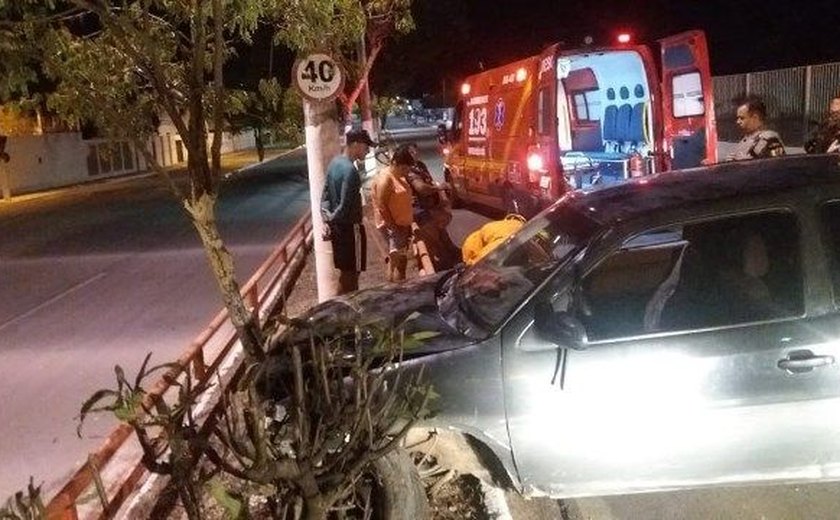 Colisão de carro em árvore em Delmiro Gouveia deixa mulher ferida