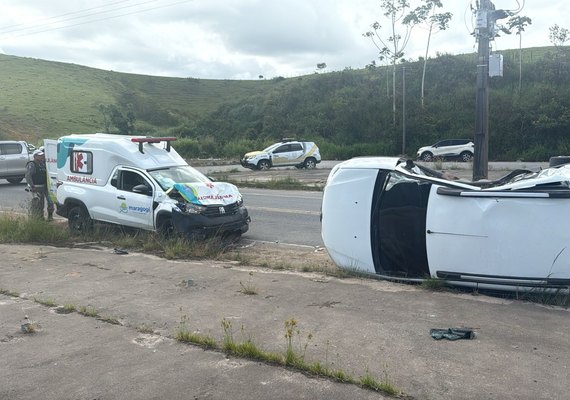 Colisão transversal entre carro e ambulância deixa cinco feridos em Matriz de Camaragibe