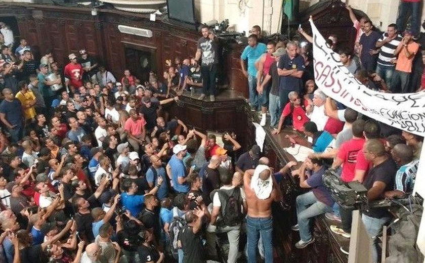 Manifestantes contra pacote do governo do Rio de Janeiro invadem Alerj