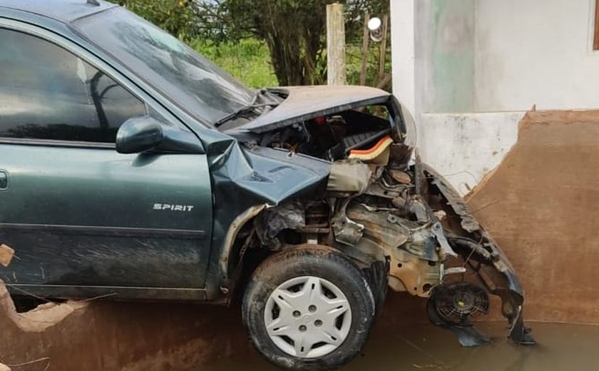 Motorista perde controle do veículo, invade terreno de residência e bate em cisterna