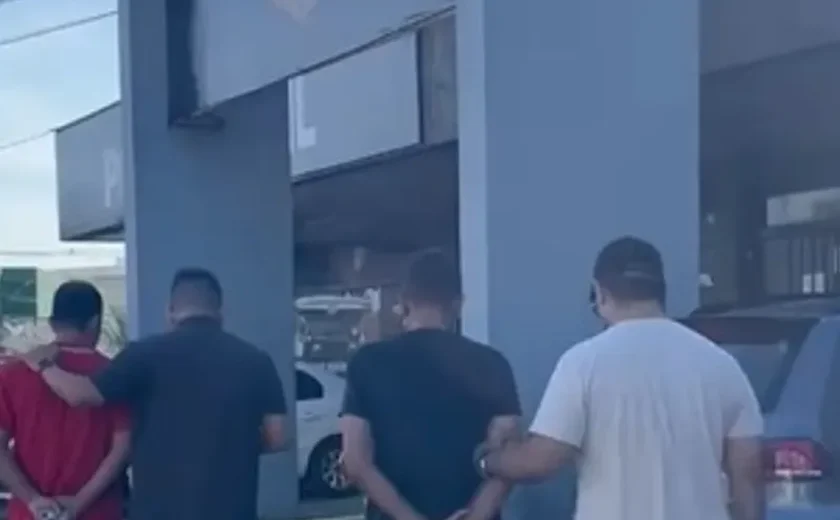 Polícia Civil prende dois homens por furto e receptação de celulares em Maceió