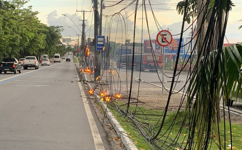 Curto-circuito ocasiona incêndio e derruba fios na Avenida Fernandes Lima