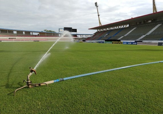 Secretaria segue com tratamento de gramado do Estádio Rei Pelé durante o Carnaval