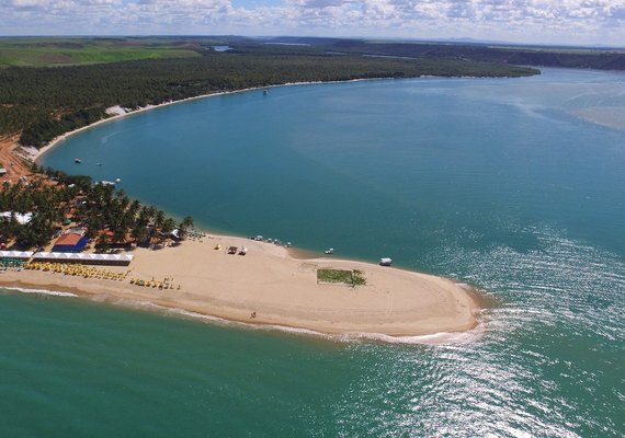 Duas pessoas ficam gravemente feridas após acidente com lancha na Praia do Gunga