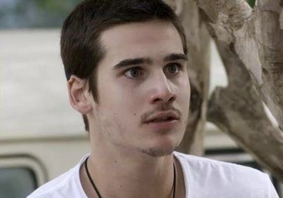 Em 'Rock Story', Zac acerta as contas com a mãe relapsa: 'Você me usou'