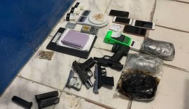 Casal é detido com cerca de 3 kg de droga e quatro armas de fogo em Guaxuma