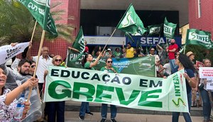Grevistas da educação fazem vigília no palácio para pressionar Paulo Dantas