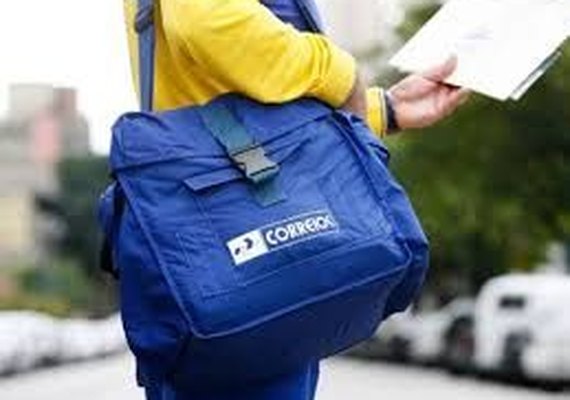 Ladrões disfarçados de carteiros dos Correios assaltam residência