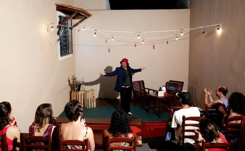 Marcando seus 28 anos de carreira, artista teatral Arthur Martins apresenta o monólogo MUQUIRANA