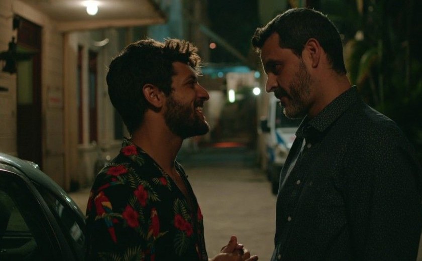 Globo exibe beijo gay após STF formar maioria para criminalizar homofobia