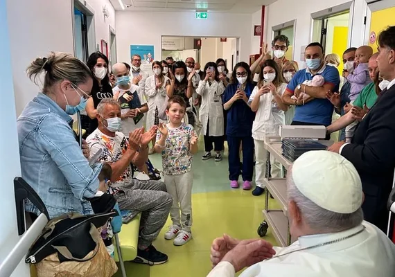 Papa terá alta na sexta-feira, diz Vaticano