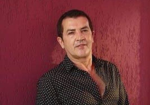 Cantor Beto Barbosa é liberado de delegacia após confusão