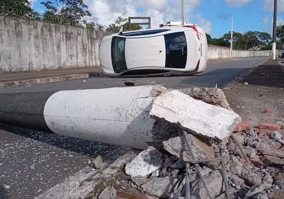 Carro capota após bater em poste e causa bloqueio parcial no Eixo Quartel, em Maceió