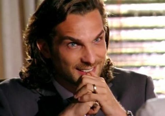 Alberto é desmascarado por Quirino em 'Flor do Caribe'