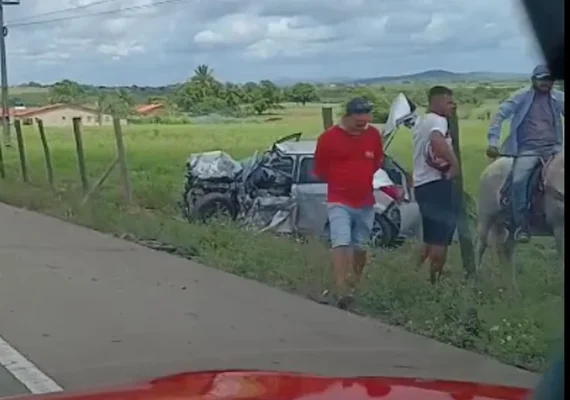 Condutor fica ferido em acidente entre carro e carreta na BR-101