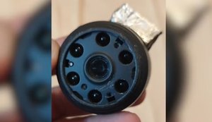 Mulher acha câmera escondida em quarto e suspeita do ex