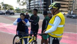 Equipe do Ronda no Bairro recupera bolsa furtada na orla de Ponta Verde