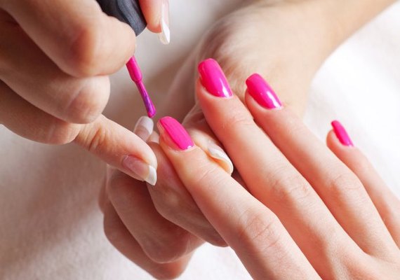 Mulher descobre câncer após manicure alertá-la sobre sinal