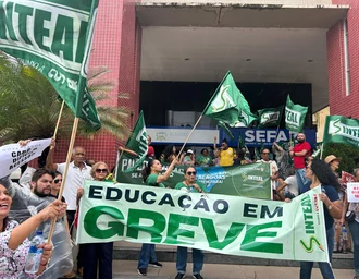 Grevistas da educação fazem vigília no palácio para pressionar Paulo Dantas