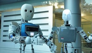 Casal de Cingapura inventa robô que imita expressões e gestos de humanos à distância