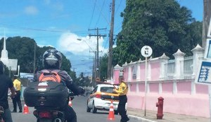 Trânsito é desviado no Mutange por conta de vazamento em tubulação da Braskem