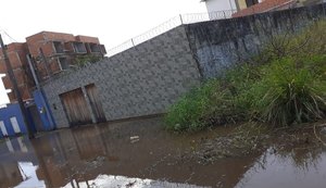 Moradores de loteamentos em Marechal Deodoro reclamam de alagamentos