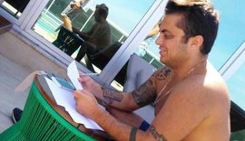 Thammy Miranda estreia no teatro no papel de surfista