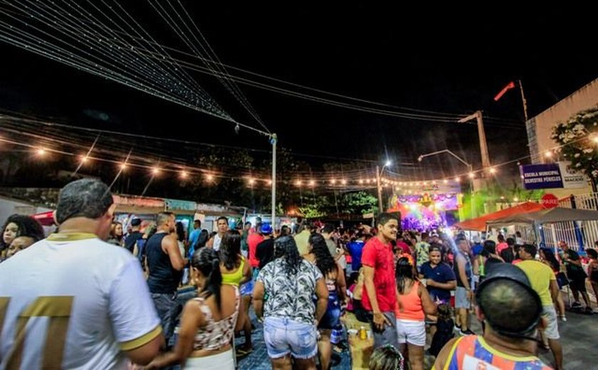 Foliões lotam polos no terceiro dia de carnaval em Maceió