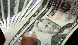 Dólar sobe 0,16% nesta segunda-feira e fecha a R$ 3,275