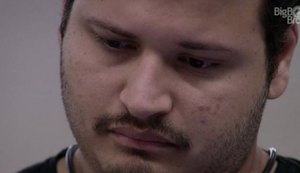 Ex-BBB Victor Hugo é atacado por internautas e chora durante live