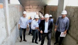 Luciano Barbosa visita obras do Hospital da Mulher, que deve ser entregue até abril