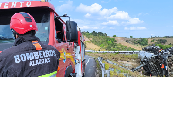 Corpo de Bombeiros resfria carreta com carregamento de álcool após tombamento