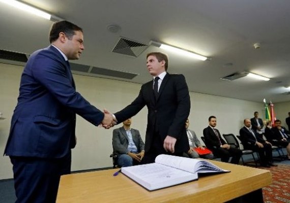 Renan Filho empossa novo secretário do Trabalho e Emprego