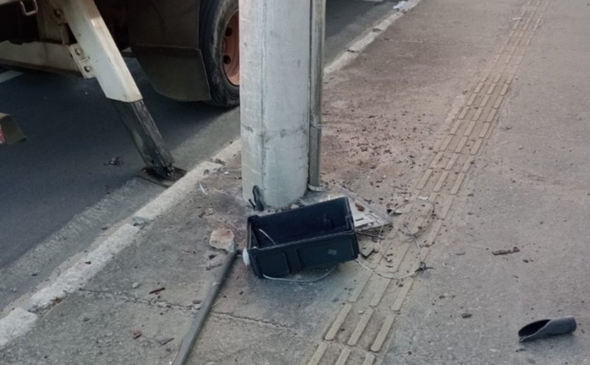 Vandalismo e furtos deixam trecho da Avenida Assis Chateaubriand sem iluminação pública