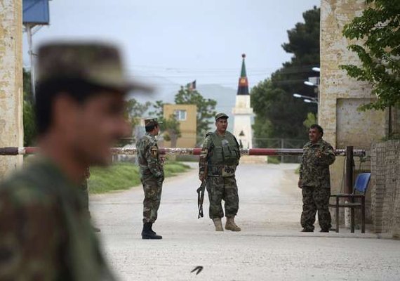 Ataque talibã deixa pelo menos 140 mortos no Afeganistão