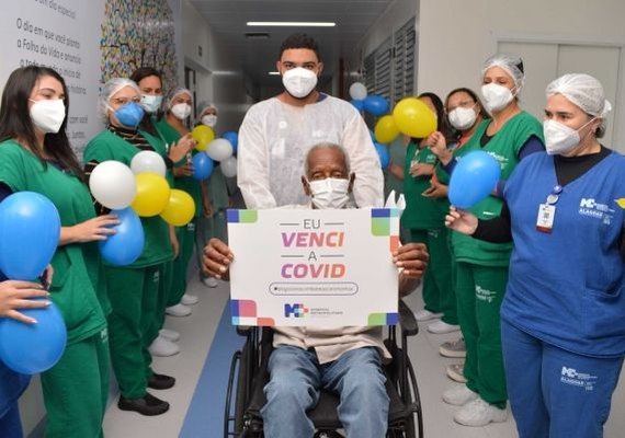 Paciente de 115 anos recebe alta de Covid-19 após se recuperar no Hospital Metropolitano