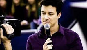 Apresentador Rodrigo Faro assina com a Globo após 18 anos e engata novo programa