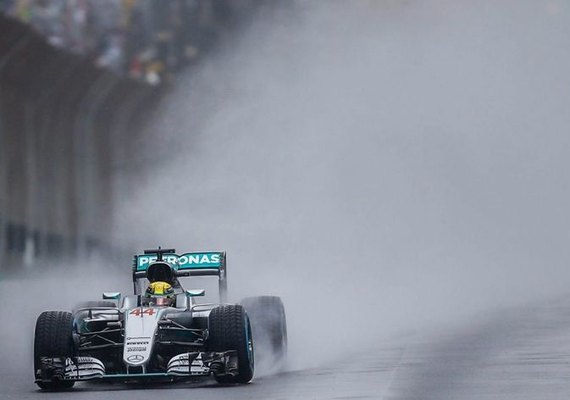Hamilton vence e adia decisão da F-1 em GP com chuva e duas paralisações