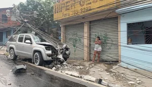 Caminhonete derruba transformador após colisão em poste na Leste-Oeste